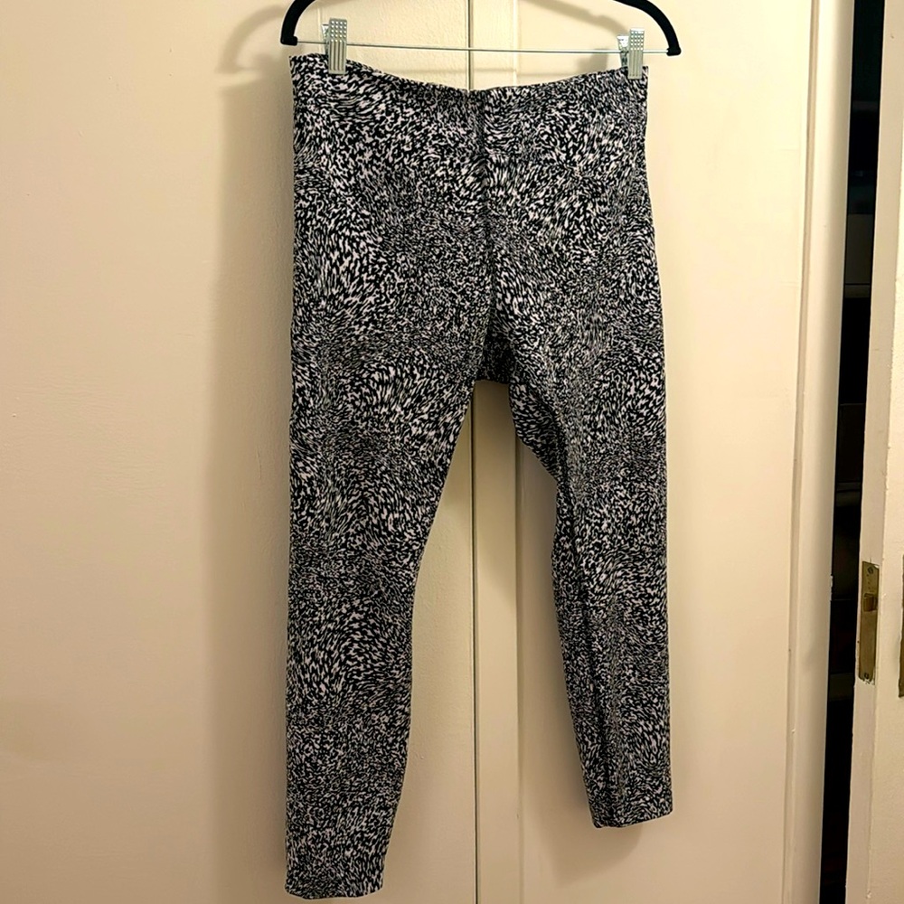 Lululemon yoga pants size 12 black and white patterned